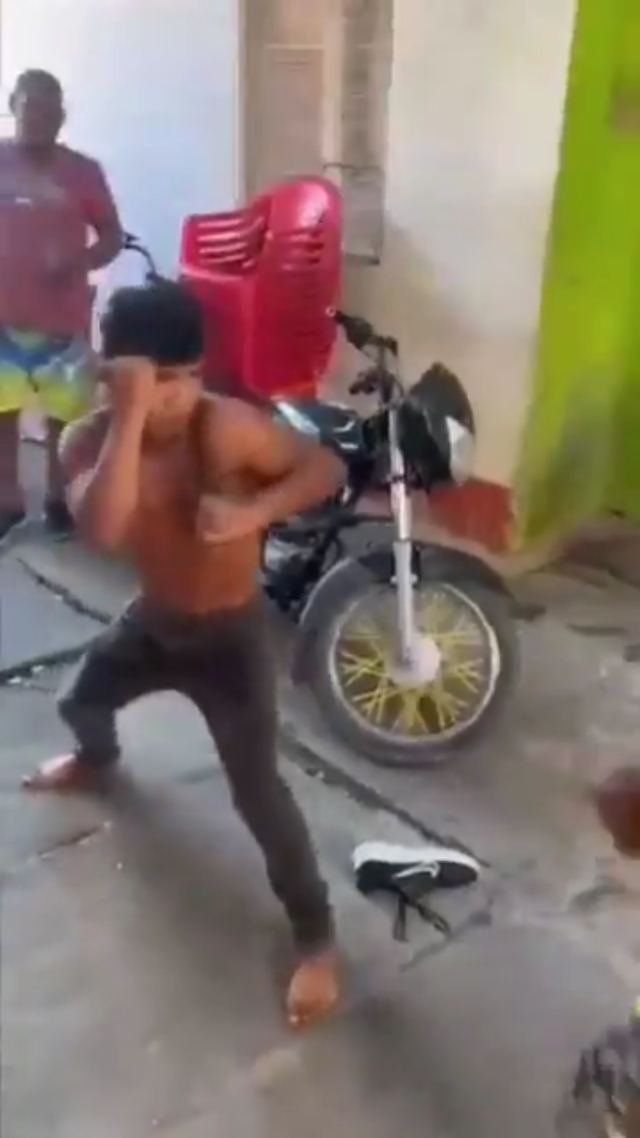 Never mess with short people who take their shirts off 😭🔥